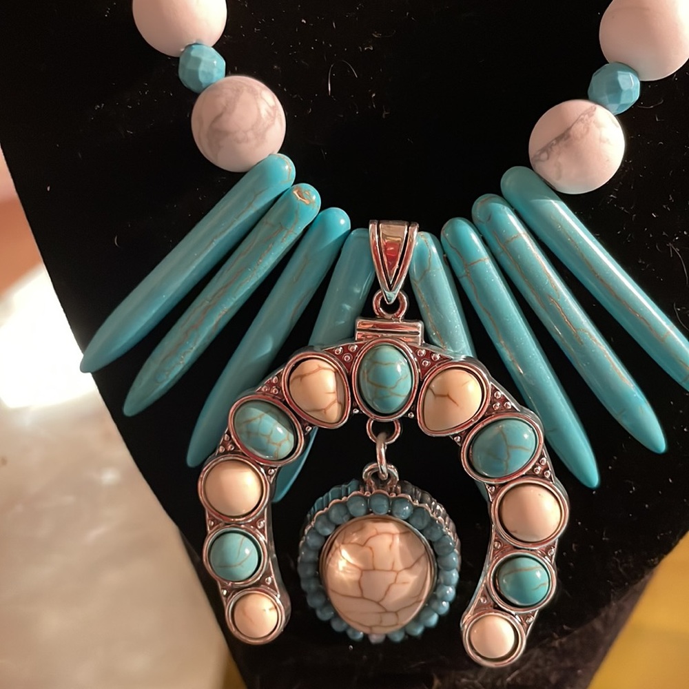 Stunning turquoise and silver necklace with gorgeous pendant with lobster clasp